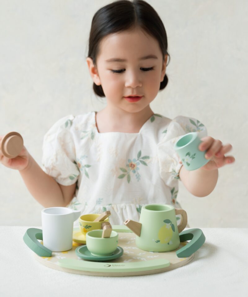 Lastele mõeldud puidust teekann ja tassid