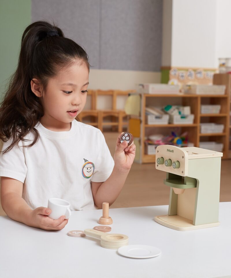 Puidust kohvimasin ja tass