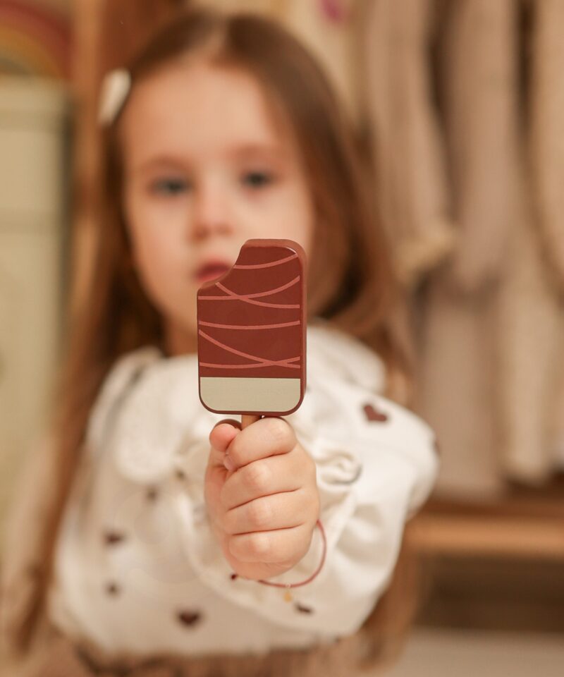 Kergesti puhastatav jäätisekäru lastele