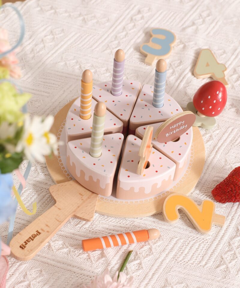 Lapsed mängivad puidust sünnipäevatordiga