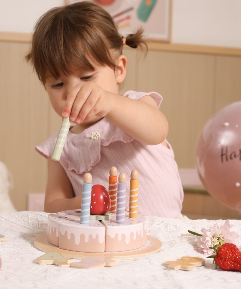 Puidust mängutort koos kaunistustega