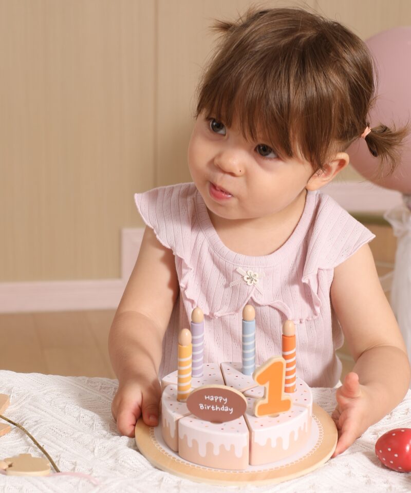 Puidust tort lastele mängimiseks