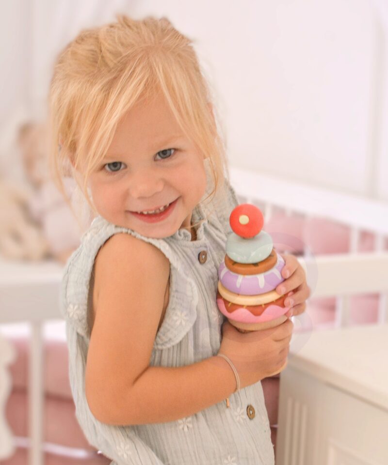 Lapsed mängivad jäätisekomplektiga