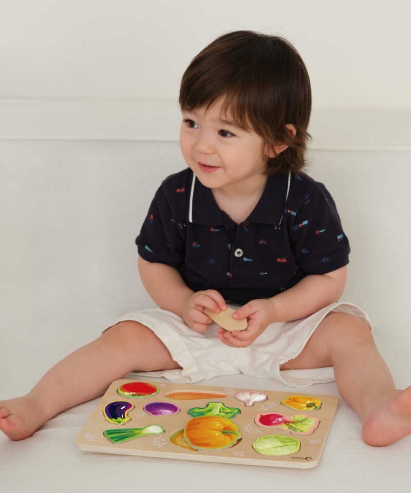 Lapsed sobitamas köögiviljade kujundeid