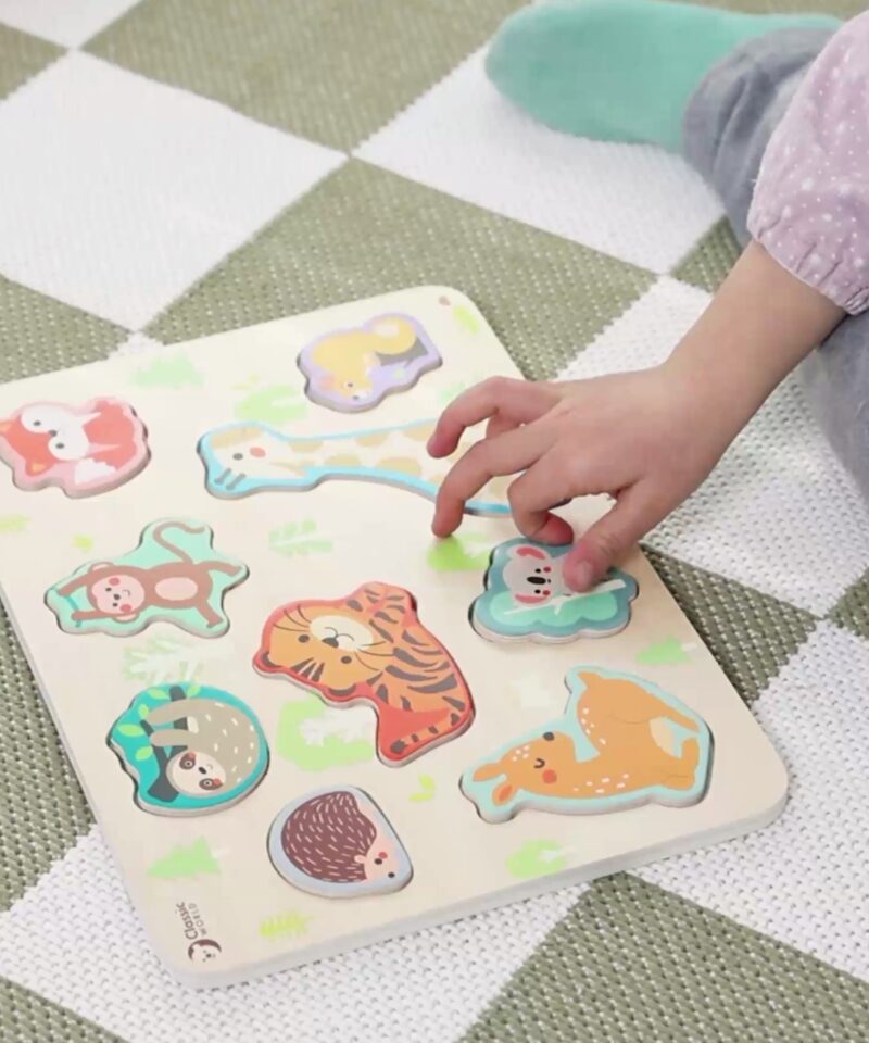 Puidust pusle koos loomade figuuridega