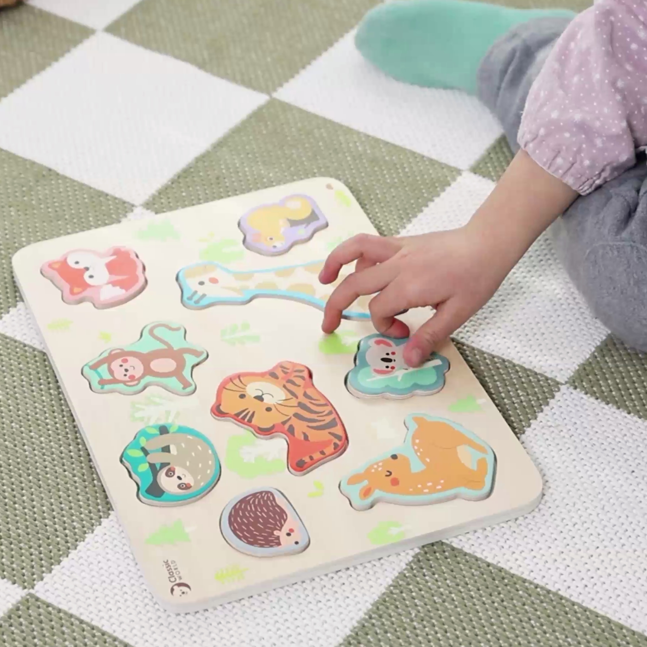 Puidust pusle koos loomade figuuridega