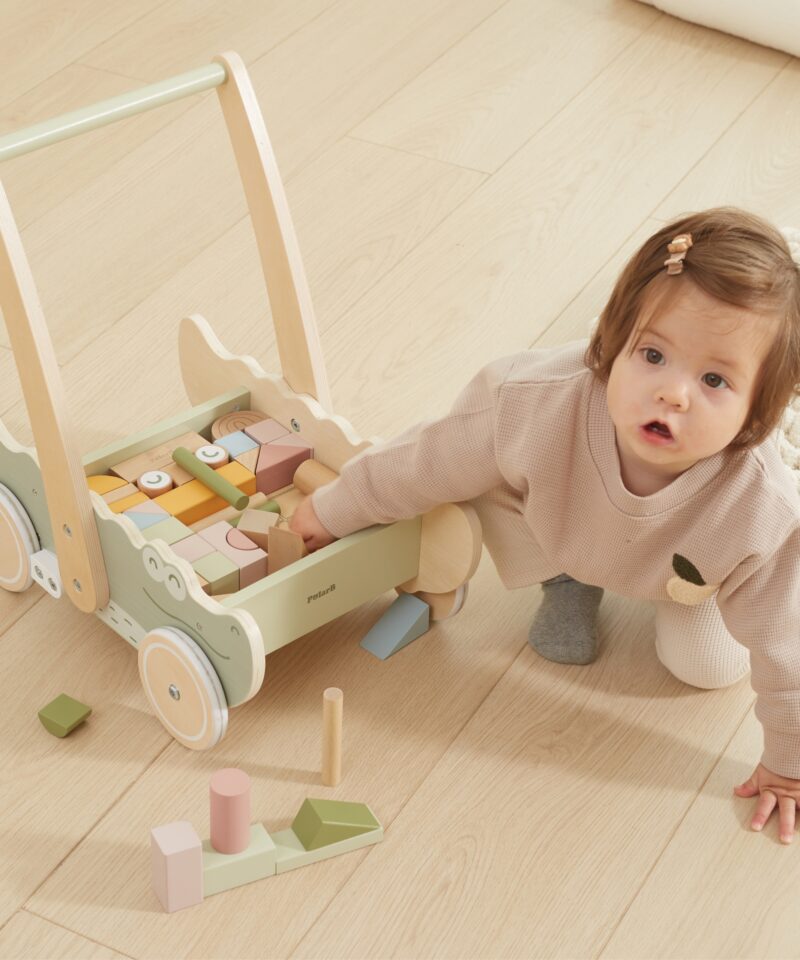 Jalutuskäru koos värviliste klotsidega