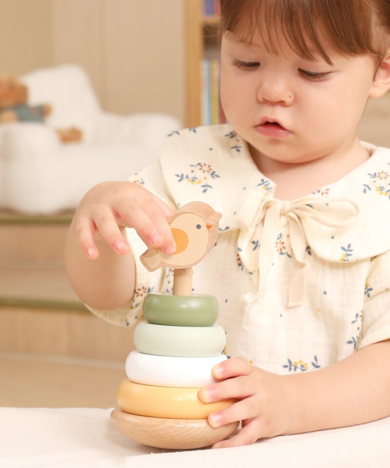 Esteetiline puidust püramiid aknaga karbis