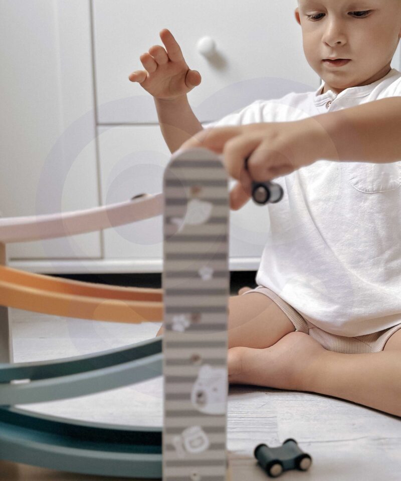 Lastele sobiv puidust rallirada