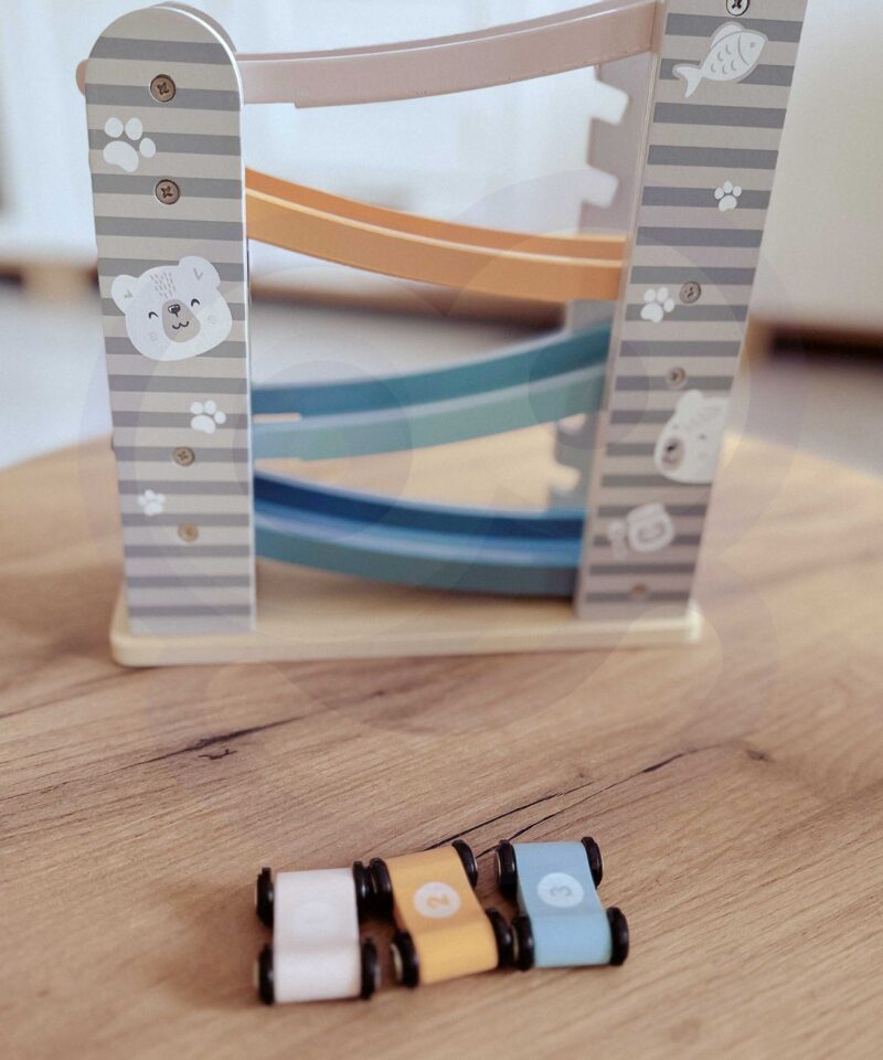 Värviline rallirada numbritega autodega