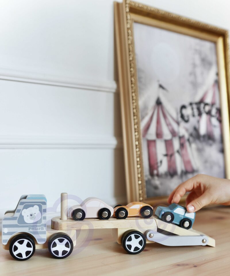 Värvilised autod ja haagis