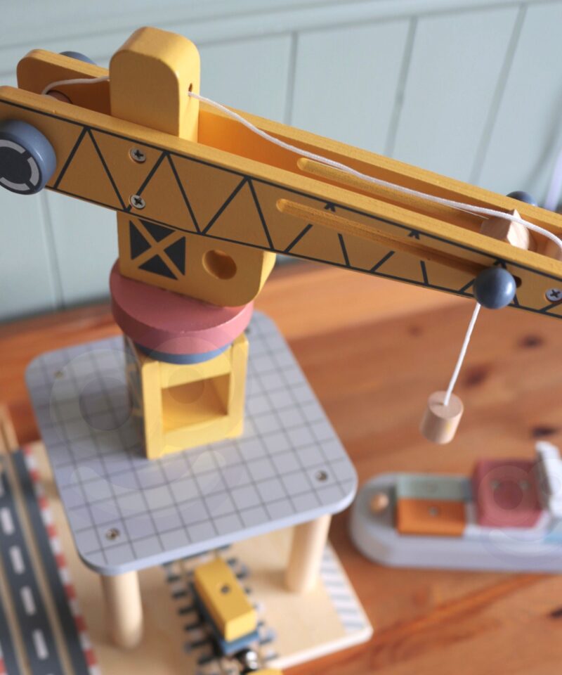 Lapsed mängivad sadamakomplektiga