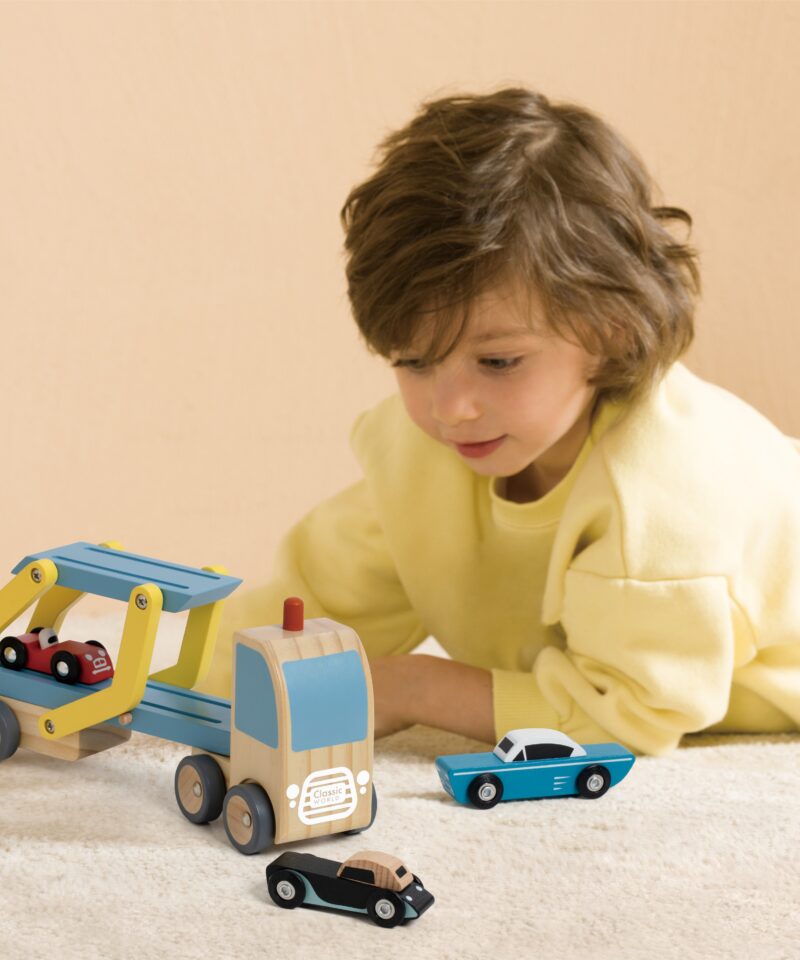 Kolm puidust autot ja liikuv platvorm