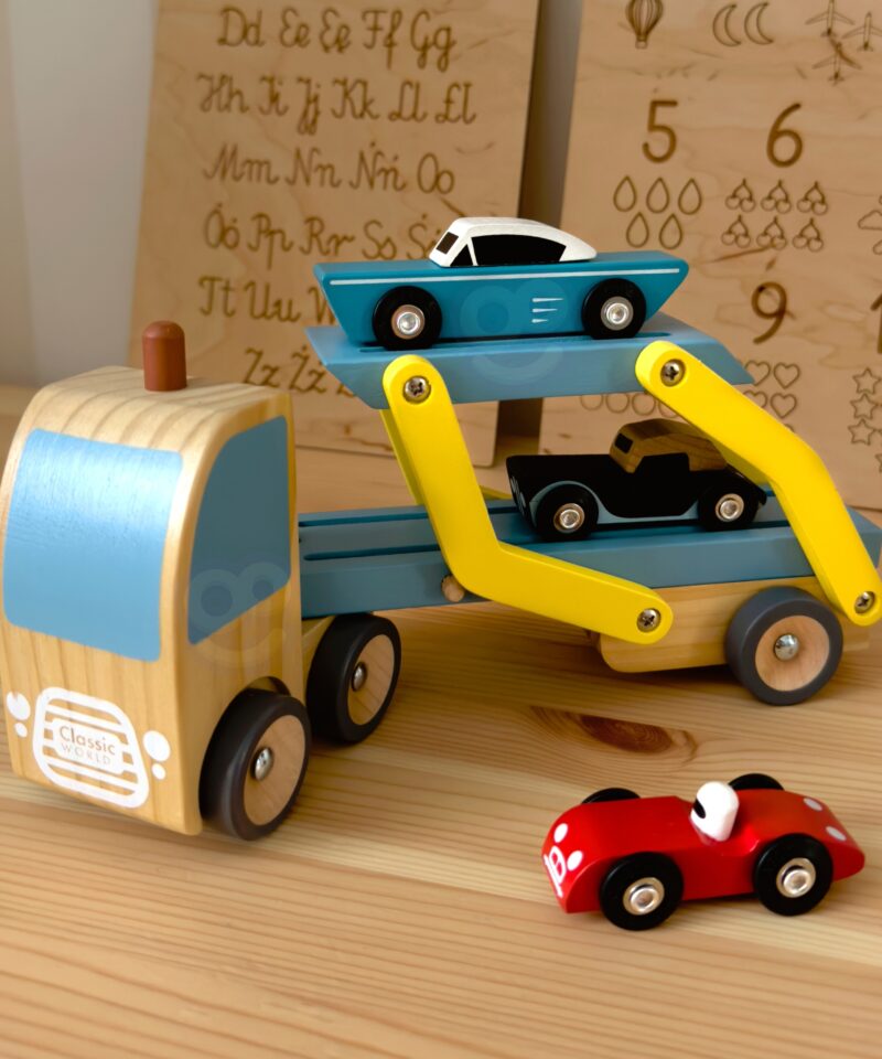 Lapsed mängivad puidust autokomplektiga