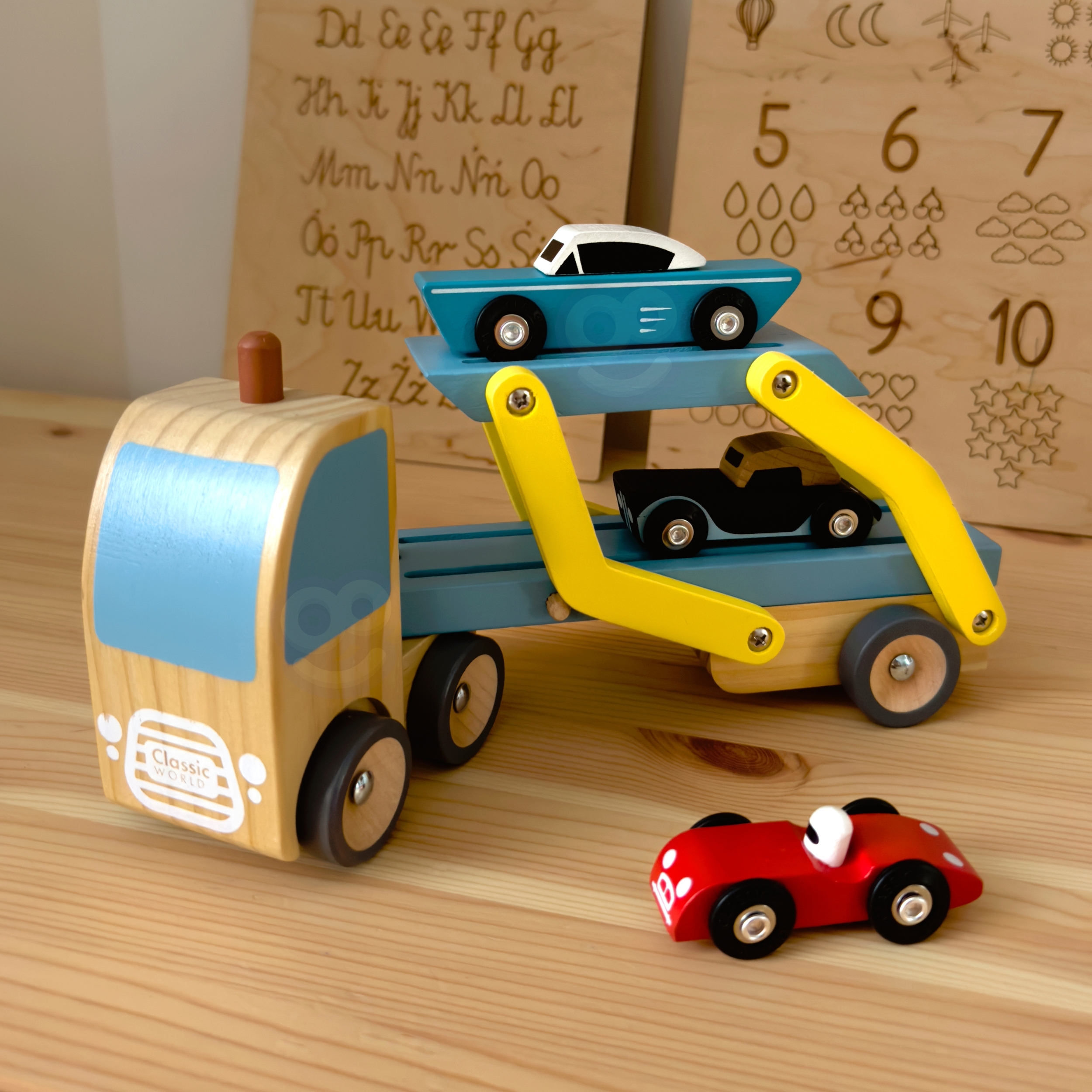 Lapsed mängivad puidust autokomplektiga