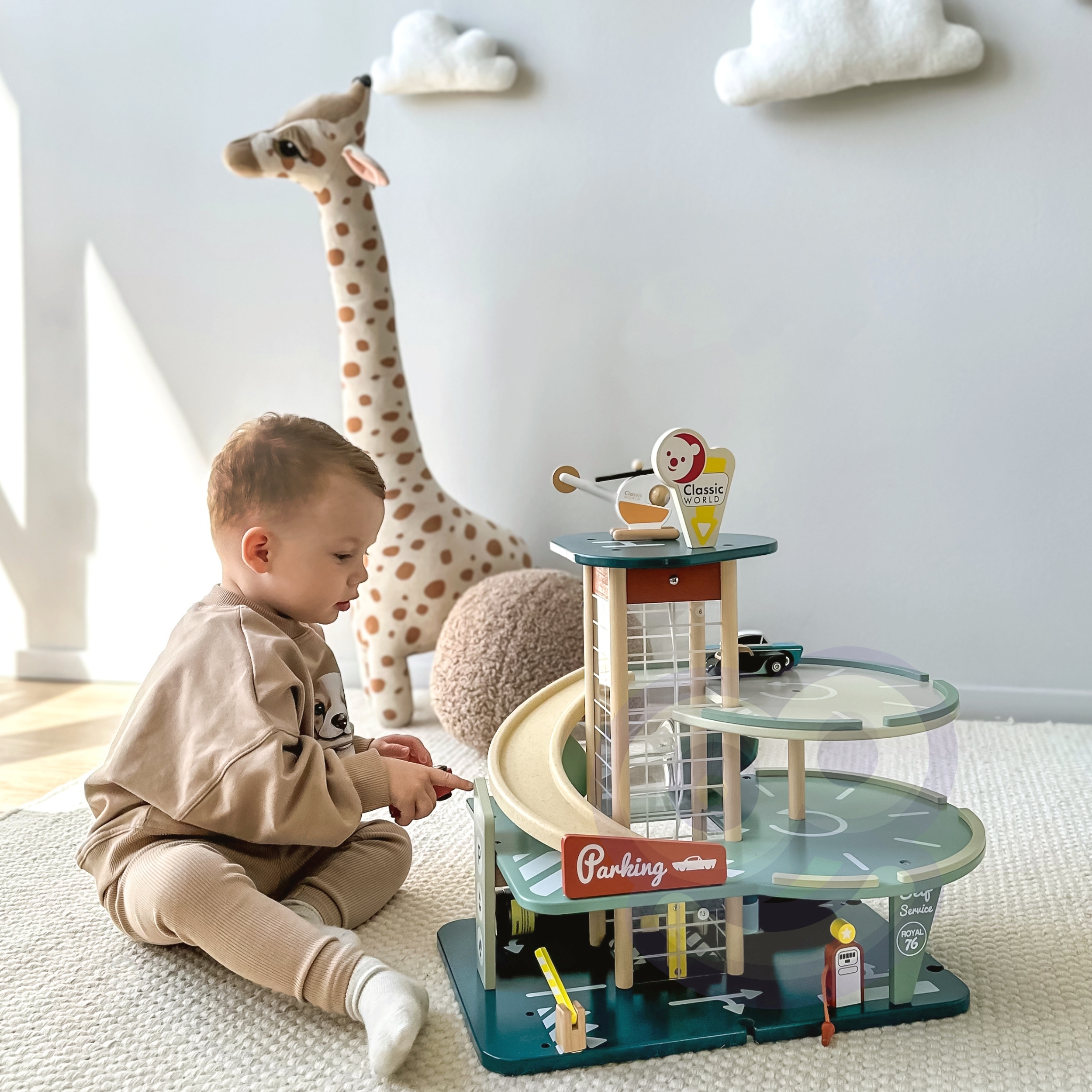 Lapsed mängivad parkimiskeskuses