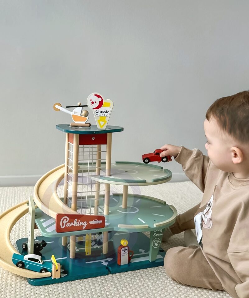 Parkimiskeskuse helikopter maandumas