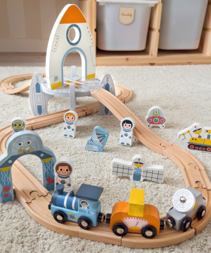 Puidust kosmoseteemaline mängurada