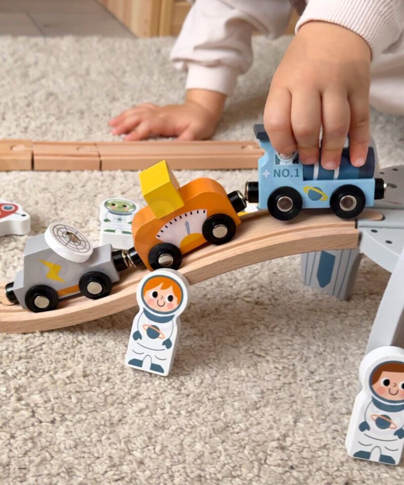 Kosmonautide figuurid ja satelliidid