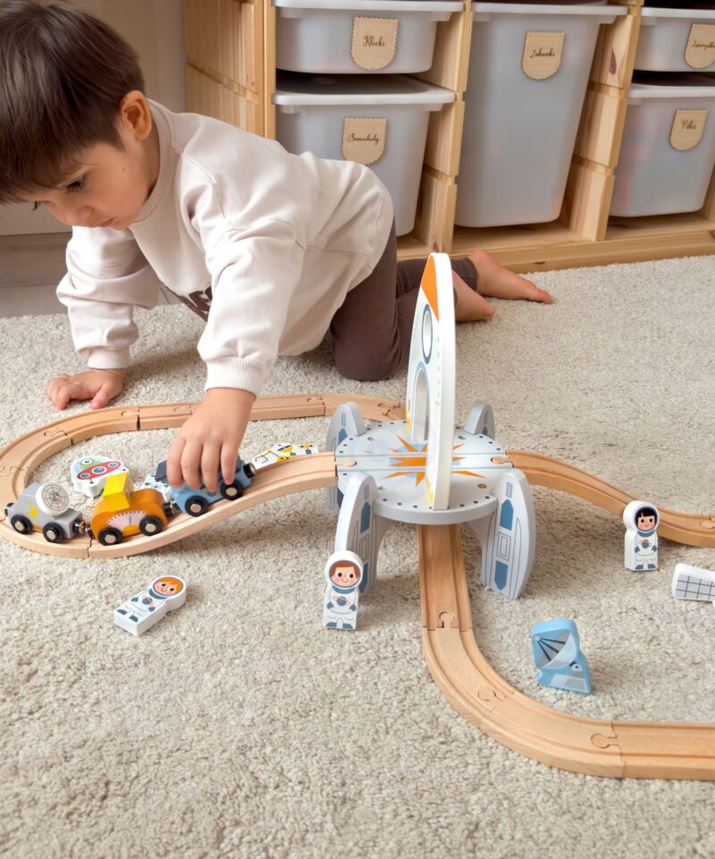 Lastele loovust arendav kosmosekomplekt