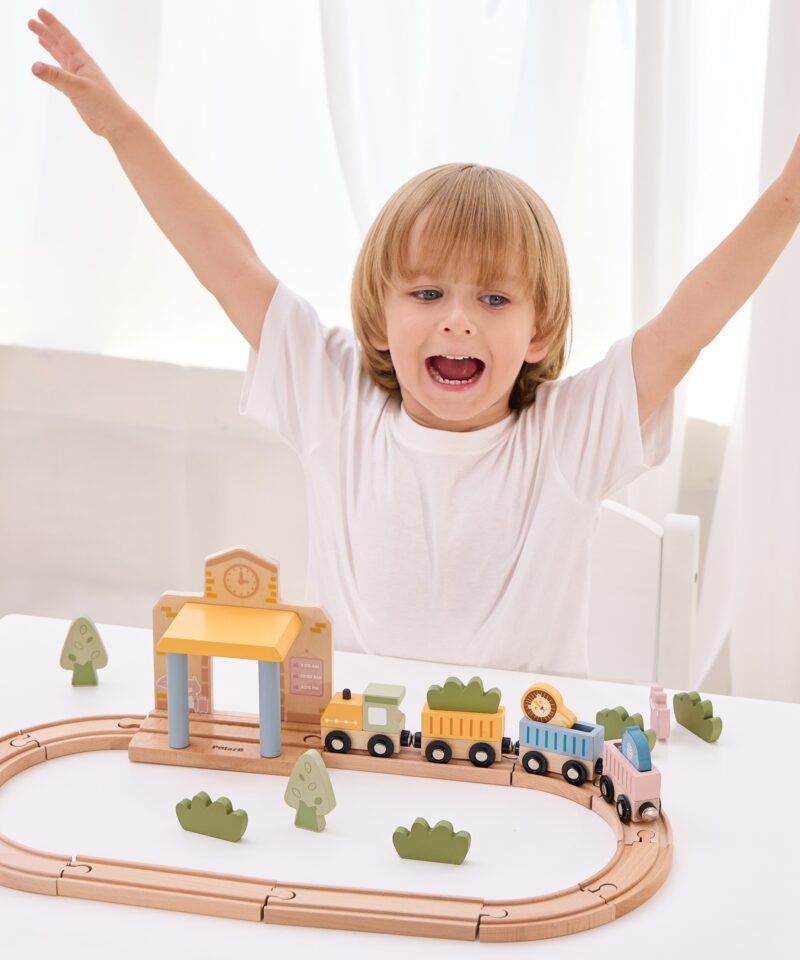 Kolme vaguni ja veduriga rongikomplekt