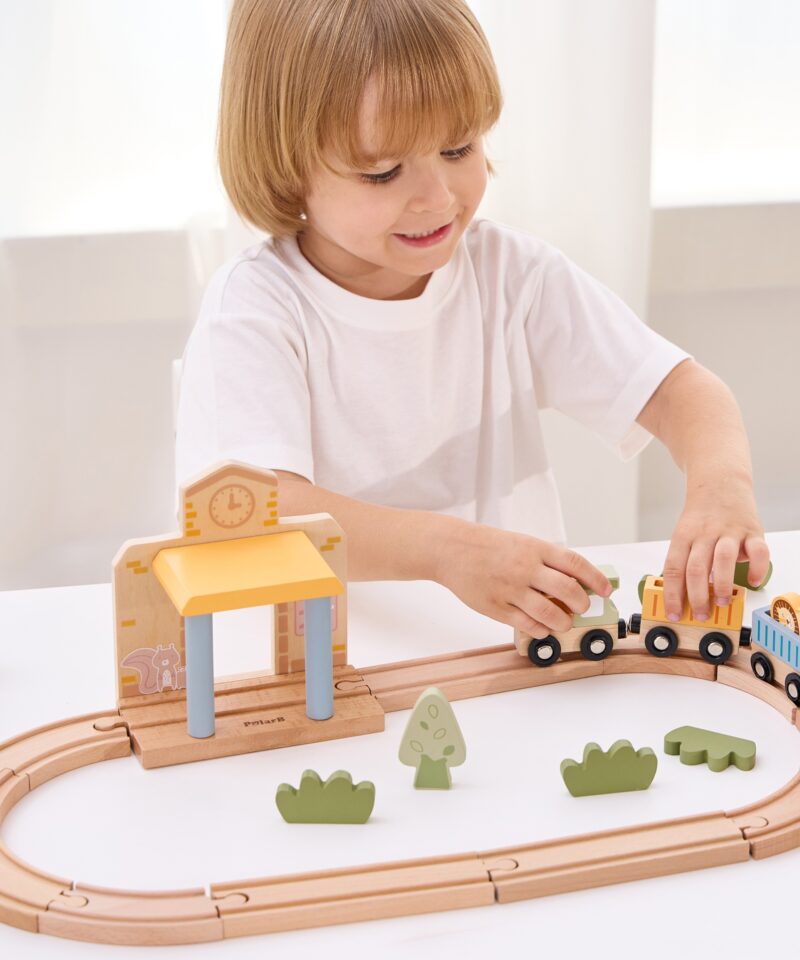 Puidust mängukomplekt loomade ja tarvikutega