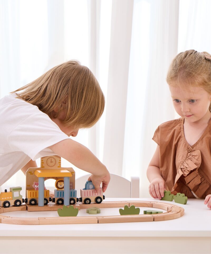 Puidust mängukomplekt loomade ja tarvikutega