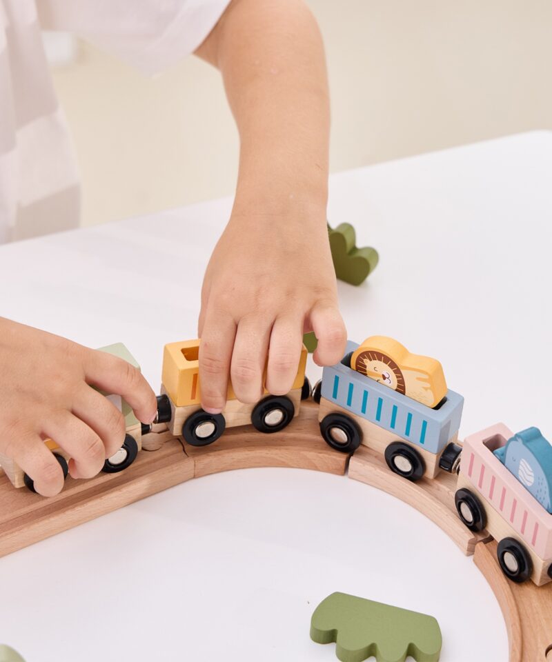 Puidust mängukomplekt loomade ja tarvikutega