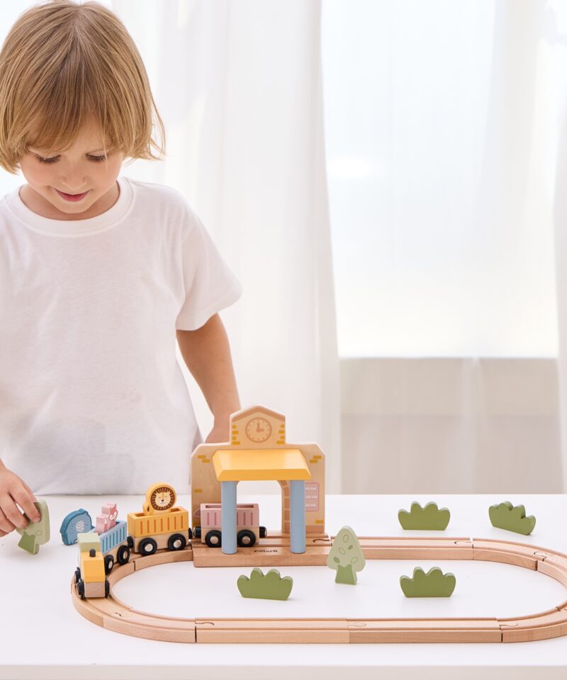 Puidust mängukomplekt loomade ja tarvikutega