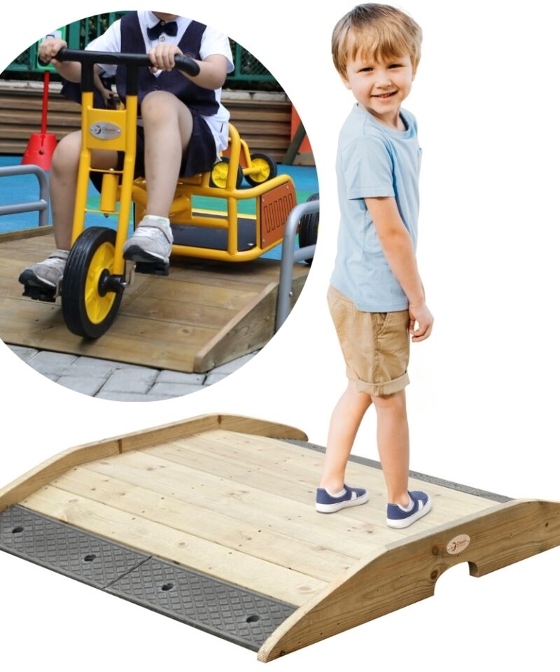 Puidust seikluslik tõusurada mänguväljakul