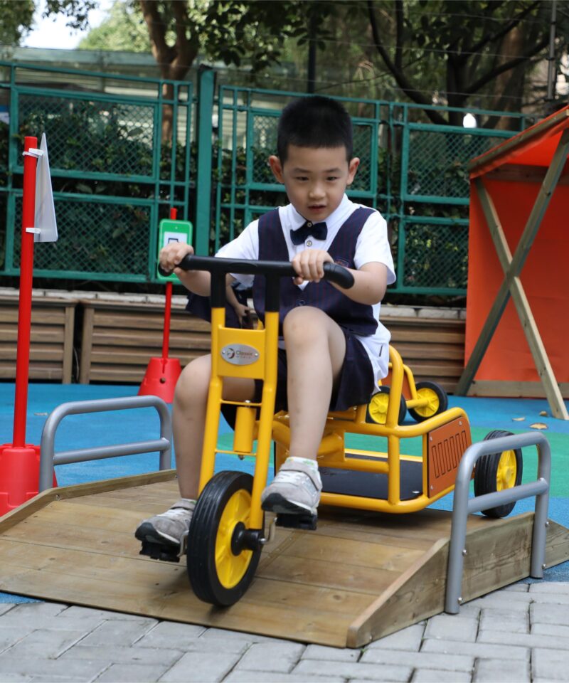 Lapsed naudivad puidust tõusurada