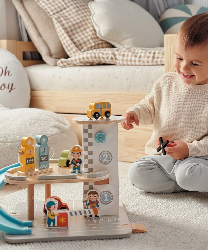 Värvilised puidust autod autoparklas