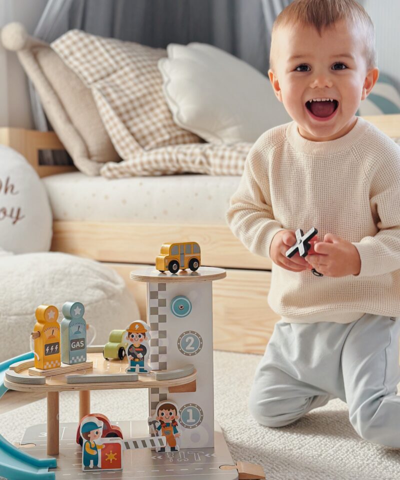 Lastetuba kaunistav puidust autoparkla