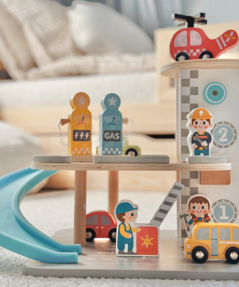 Lapsed mängimas puidust autoparklaga