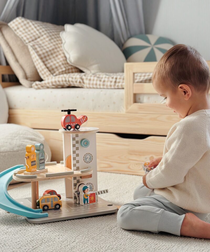 Lapsed mängimas puidust autoparklaga