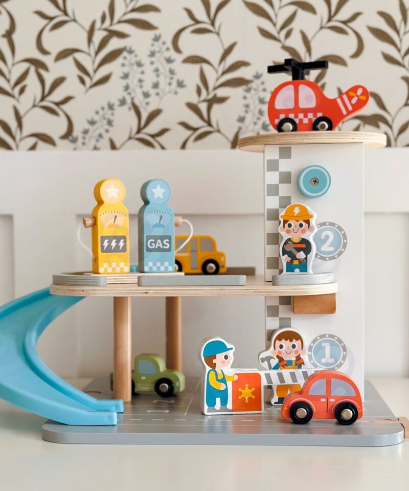 Lapsed mängimas puidust autoparklaga