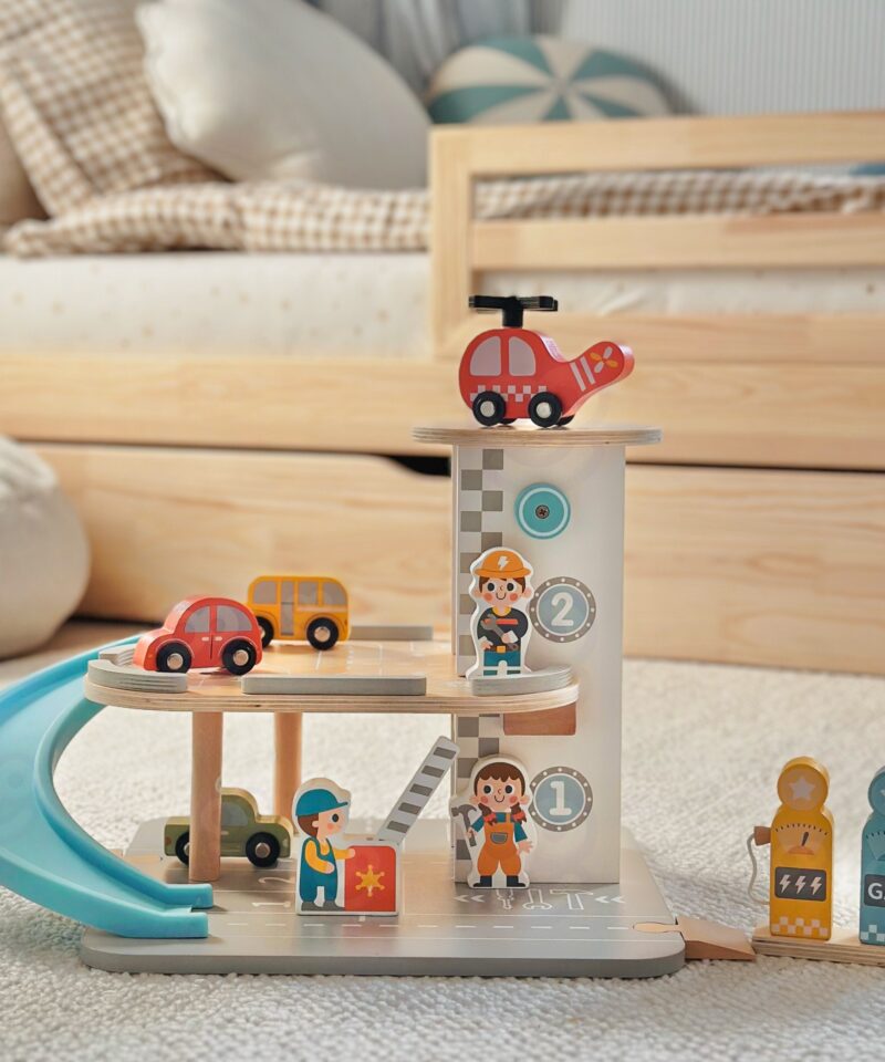 Lapsed mängimas puidust autoparklaga