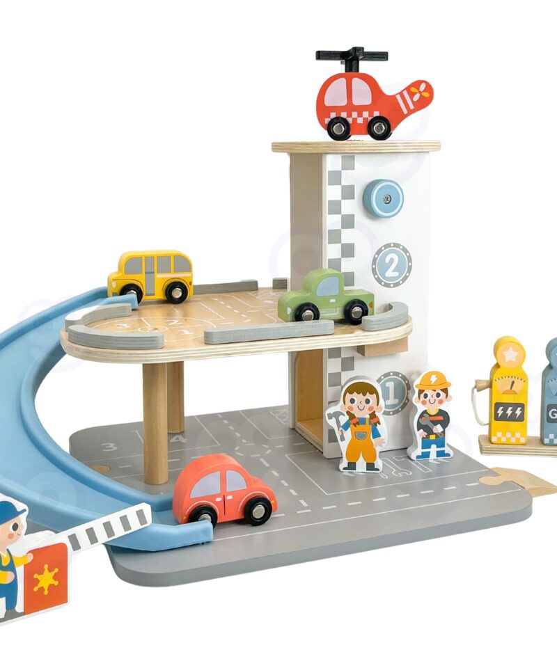 Lapsed mängimas puidust autoparklaga