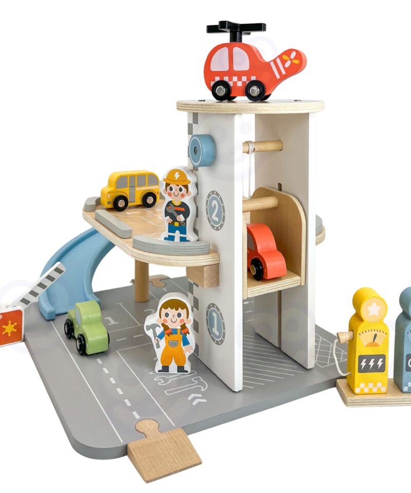 Lapsed mängimas puidust autoparklaga