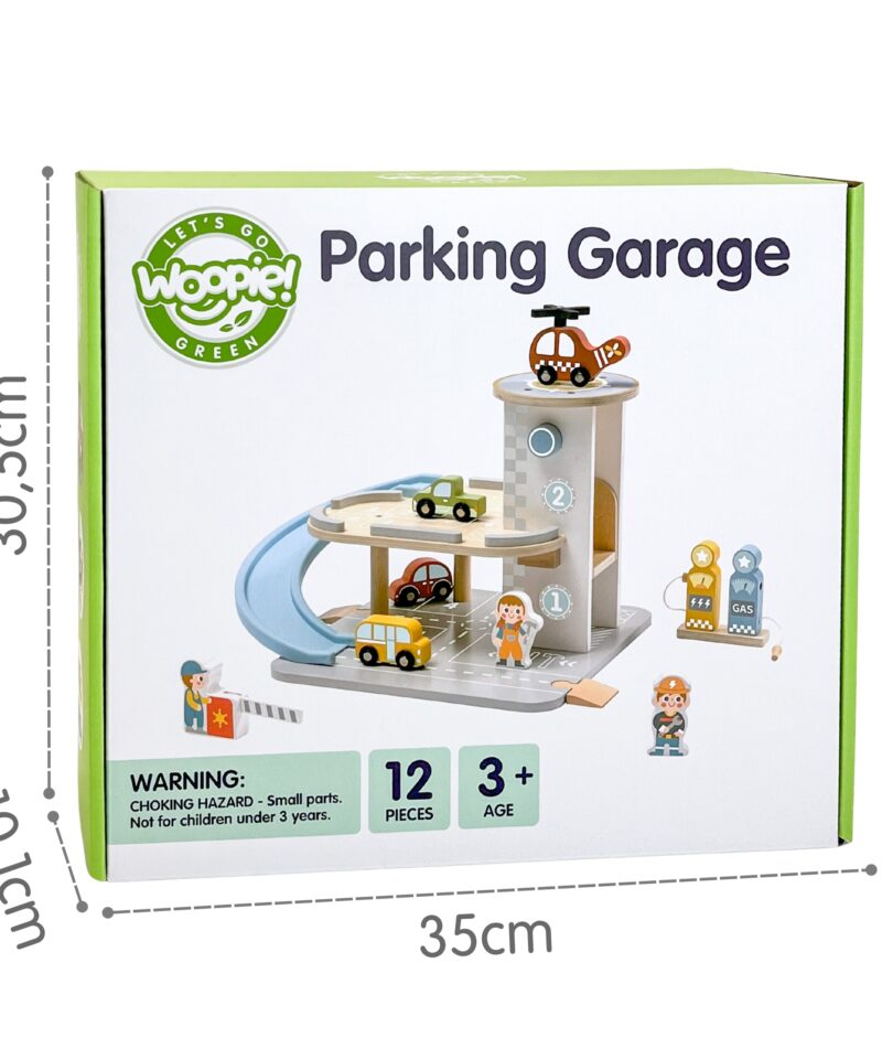 Lapsed mängimas puidust autoparklaga