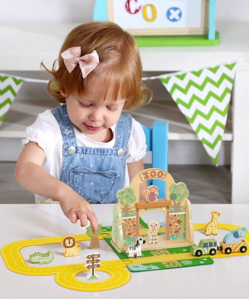 Puidust loomaaia värav ja värvilised loomad