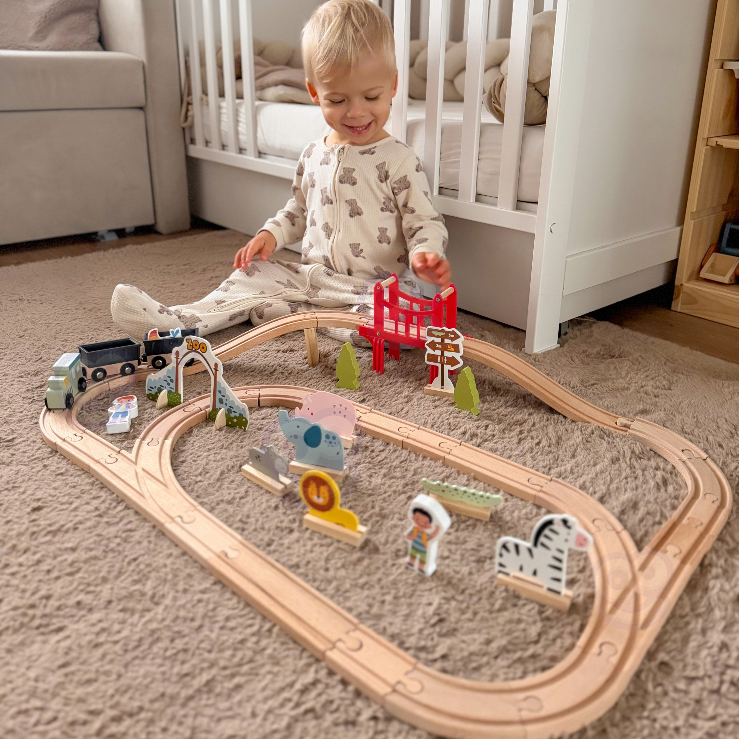 Värvikad loomakujud ja figuurid