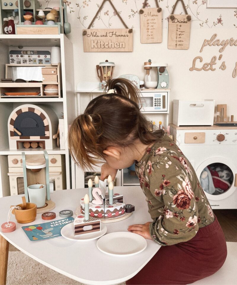 Pastelltoonides puidust sünnipäevatort