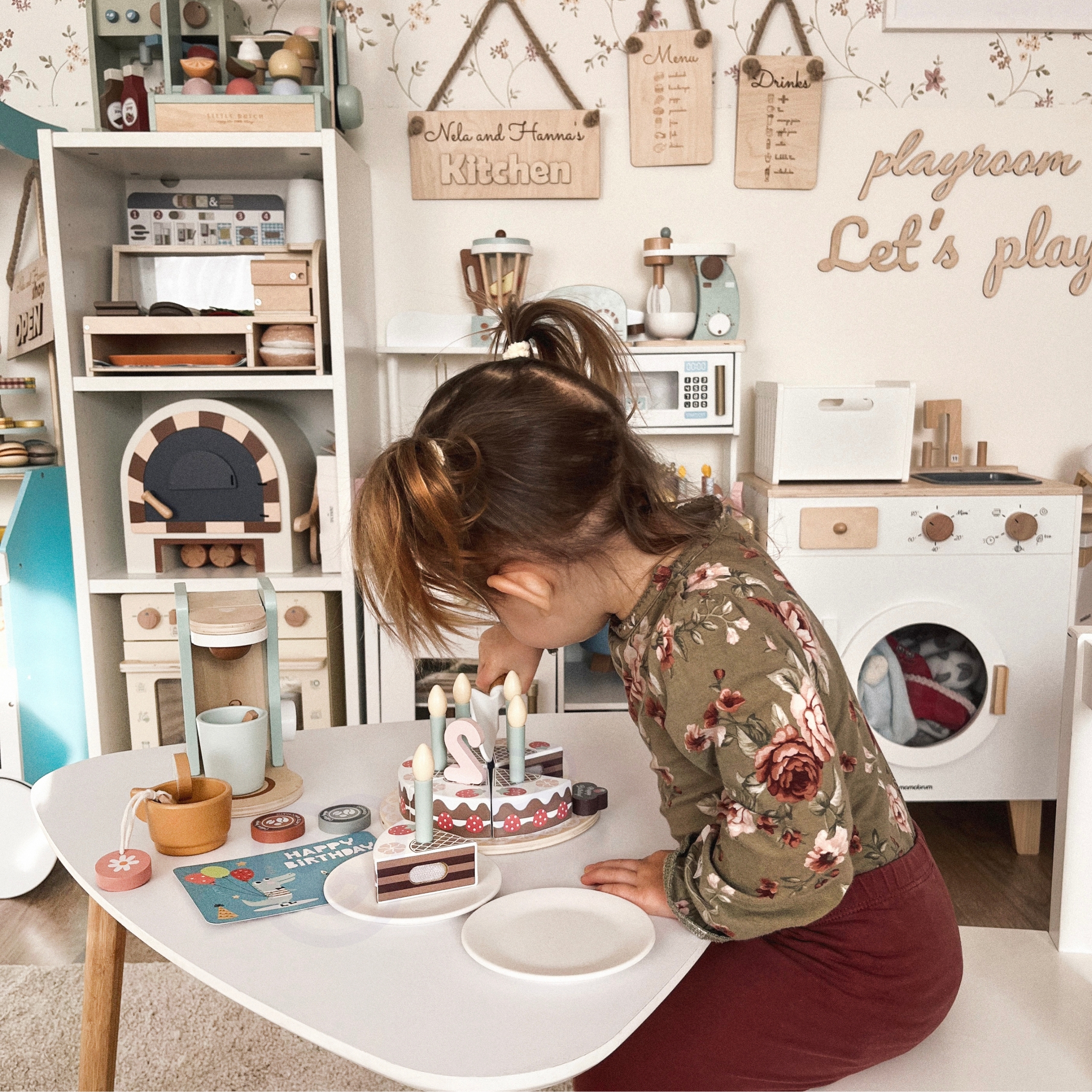 Pastelltoonides puidust sünnipäevatort