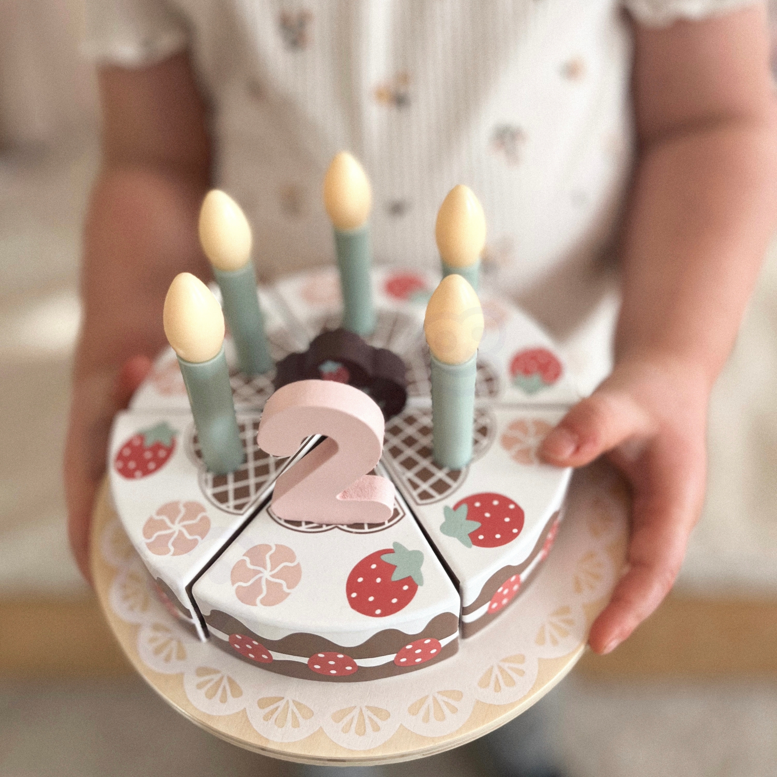 Puidust sünnipäevatort koos tordilusikaga