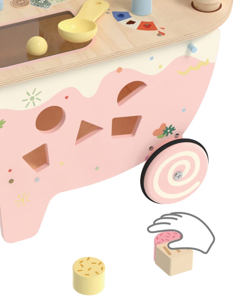 Lapsed mängivad puidust jäätisekäruga