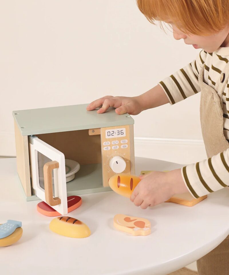 Lastele mõeldud puidust köögikomplekt