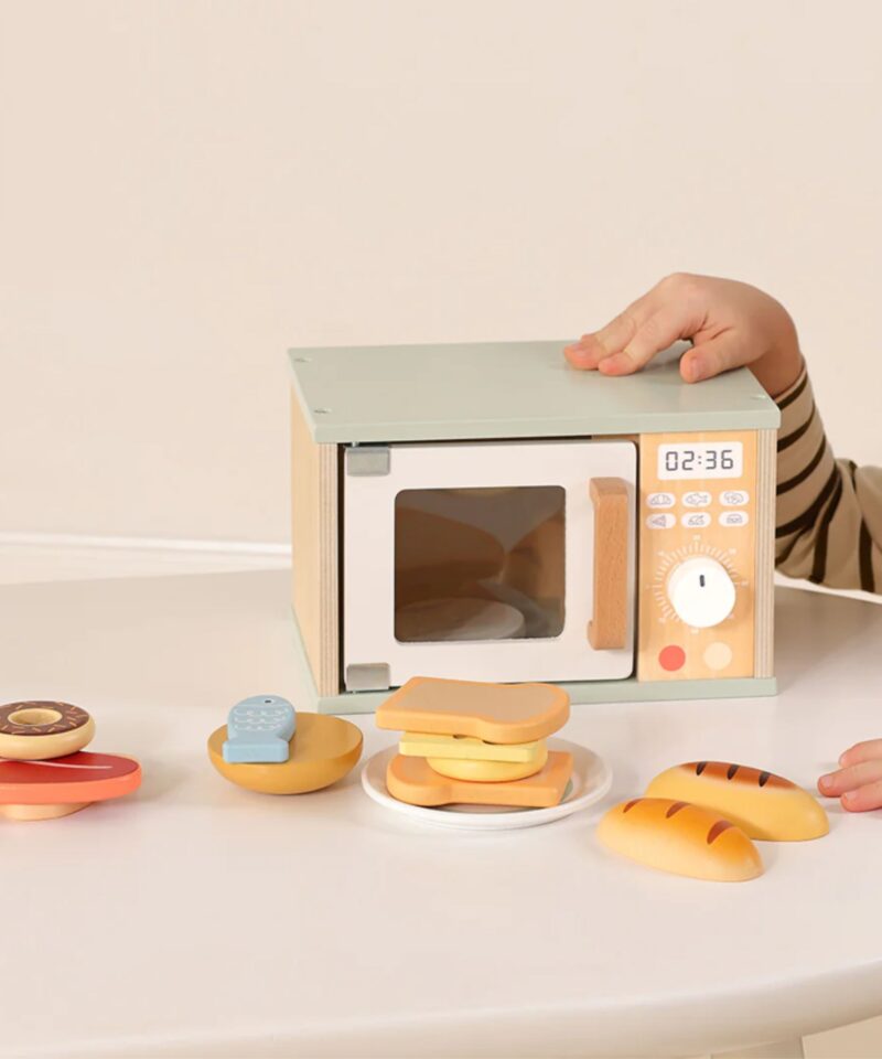 Mängumikrolaineahi ja puidust toidud