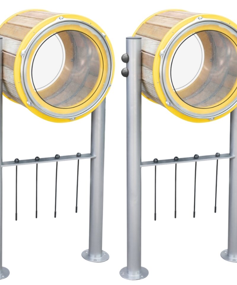 Lapsed mängivad suurte trummidega õues