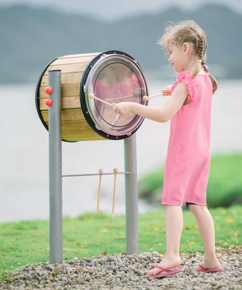 Lastele mõeldud trummikomplekt mänguväljakule